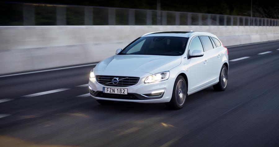  Volvo V60 Twin Engine 2015 года  (фото 8 из 17)